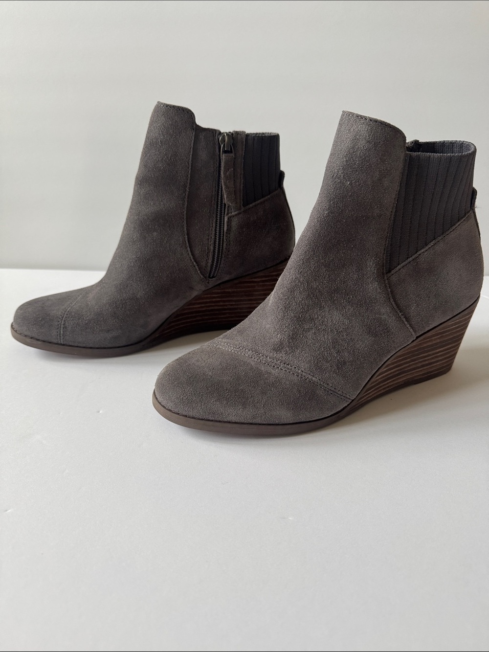 TOMS Sadie Cement Gray Suede Pull On Wedge Ankle Boots Side Zipper Size 8M NEW